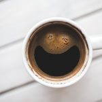 Kaffee mit angedeutetem lächelnden Gesicht