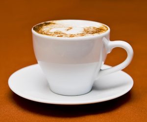 Cappuccino in weißer Tasse
