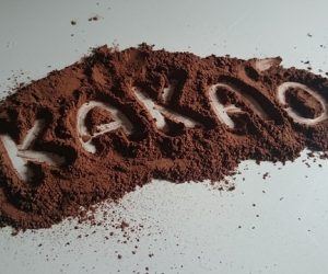 Kakao als Schrift in Kakaopulver