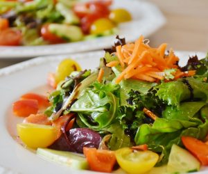Leckerer gemischter Salat von der Salatbar